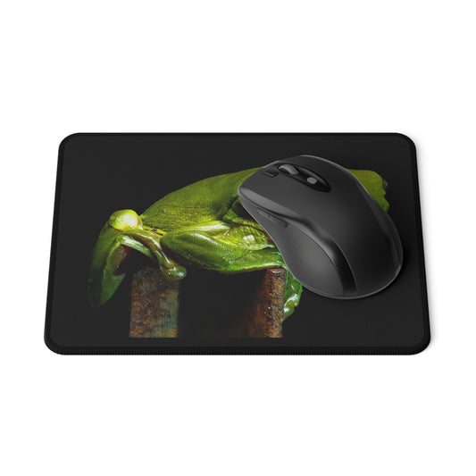 Green tree frog Mouse Pad